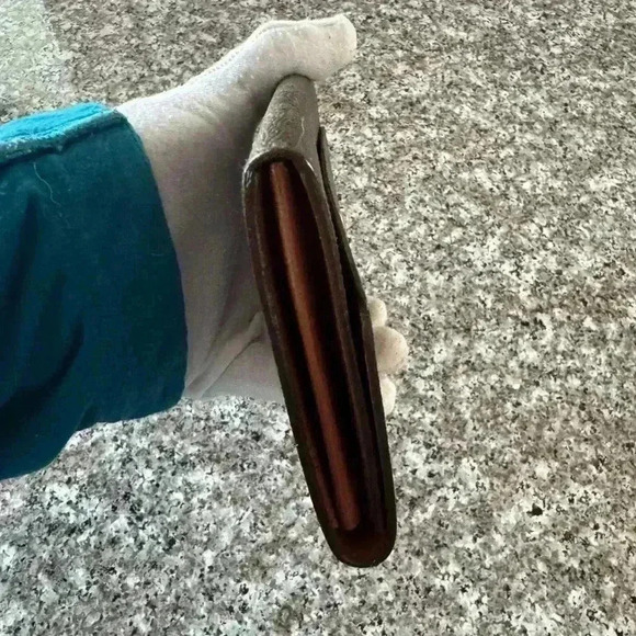 Louis Vuitton Monogram Portefeiulle
Sarah Long Bifold Wallet authentic - Picture 7 of 17